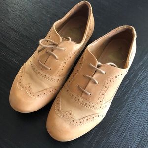 Crown Vintage tan oxford flats